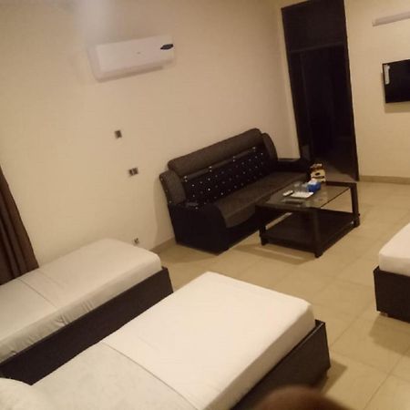Al-Fateh Hotel ラホール エクステリア 写真