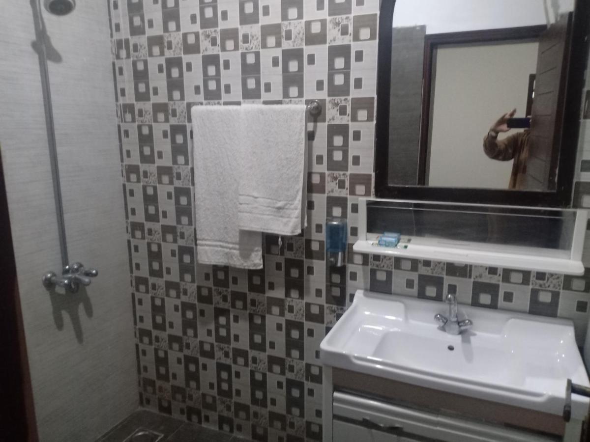 Al-Fateh Hotel ラホール エクステリア 写真